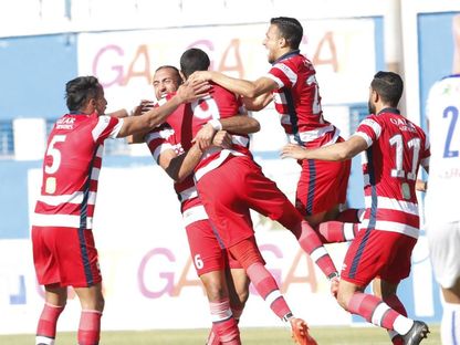 لاعبون من النادي الإفريقي يحتفلون بالهدف في مرمى الاتحاد المنستيري - 26 أبريل 2023 - clubafricain.com