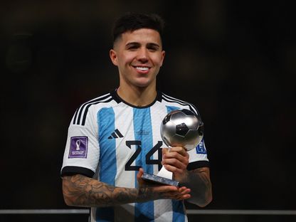 الأرجنتيني إنزو فرنانديز يحمل جائزة أفضل لاعب شاب في كأس العالم 2022 - 18 ديسمبر 2022 - REUTERS