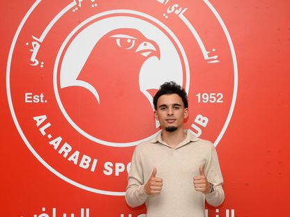 محمد التعبوني بمقر نادي العربي القطري بعد التوقيع مع النادي - 14 يوليو 2023 - twitter/alarabi_club