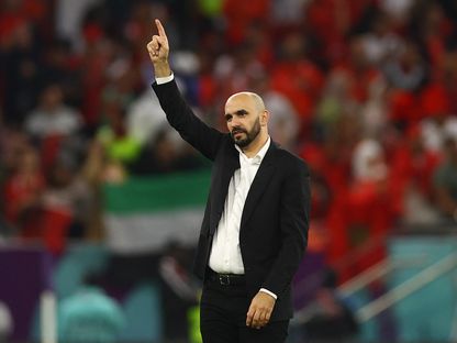 وليد الركراكي مدرب المنتخب المغربي يحيي الجماهير بعد التأهل لنصف نهائي كأس العالم - 10 ديسمبر 2022 - REUTERS