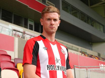 ناثان كولينز في ملعب فريقه الجديد نادي برينتفورد - 4 يوليو 2023  - twitter/BrentfordFC