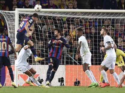 روبرت ليفاندوفسكي مهاجم برشلونة يوجه الكرة برأسه مسجلاً هدف التعادل في شباك إنتر ميلان - 12 أكتوبر 2022 - AFP