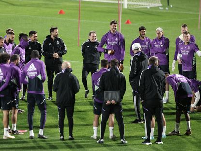 مدرب ريال مدريد كارلو أنشيلوتي يتحدث مع اللاعبين خلال تدريب في الرياض قبل كأس السوبر الإسبانية - 10 يناير 2023 - Reuters 