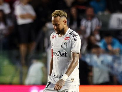 لاعب سانتوس البرازيلي نيمار بعد إهدار فرصة للتسجيل ضد فلومينينسي - 19 أبريل 2026 - Reuters