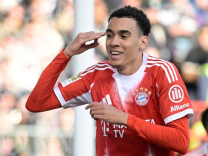 لاعب بايرن ميونيخ جمال موسيالا يحتفل بتسجيل هدف في مرمى سانت باولي بالدوري الألماني - 11 أبريل 2026 - Reuters