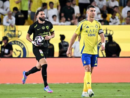 كريم بنزيما نجم الاتحاد يحتفل بتسجيل هدف في مرمى النصر أمام كريستيانو رونالدو في مباراة الفريقين بدوري روشن السعودي - 7 مايو 2025 - Reuters