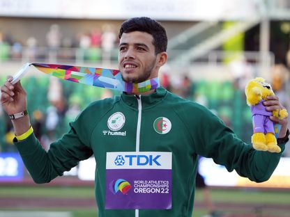 العداء الجزائري جمال سجاتي يحتفل بفضية سباق 800 متر ببطولة العالم لألعاب القوى - 24 يوليو 2022 - USA TODAY Sports