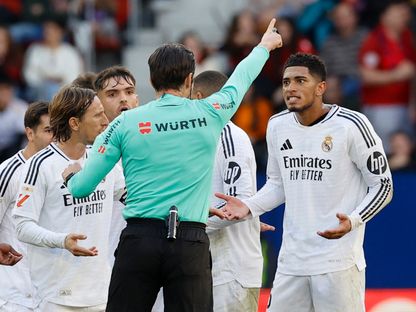 جود بيلينغهام مذهولاً بعدما طرده الحكم خلال مباراة بين ريال مدريد وأوساسونا في الدوري الإسباني - 15 فبراير 2025 - Reuters