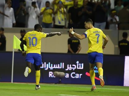 كريستيانو رونالدو يحتفل مع زميله ساديو ماني بهدف فوز النصر في مرمى الطائي بالدوري السعودي - 29 سبتمبر 2023  - X/@AlNassrFC