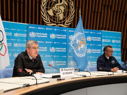 رئيس اللجنة الأولمبية الدولية والمدير العام لمنظمة الصحة العالمية خلال مؤتمر صحفي في جنيف. - AFP