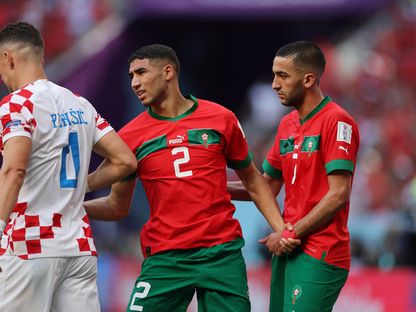 حكيم زياش وأشرف حكيمي مع إيفان بيريسيتش في مباراة المغرب وكرواتيا - 23 نوفمبر 2022 - REUTERS