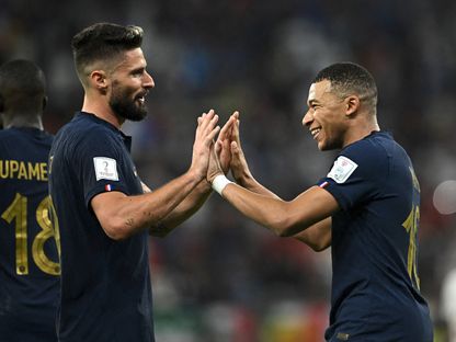 كيليان مبابي يحتفل مع أوليفييه جيرو بتسجيله هدفاً لفرنسا في مرمى بولندا بكأس العالم - 4 ديسمبر 2022 - REUTERS