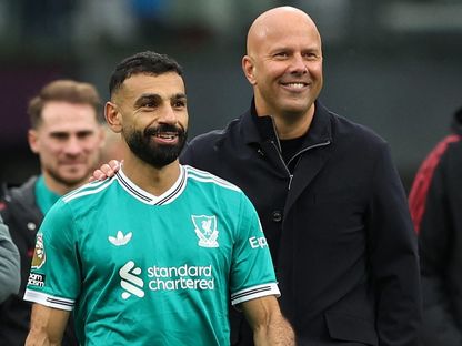 محمد صلاح هداف ليفربول ومدربه آرني سلوت بعد الفوز على بيرنلي في الدوري الإنجليزي الممتاز - 14 سبتمبر 2025 - Reuters