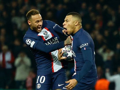 لاعب باريس سان جيرمان كيليان مبابي يحتفل بالتسجيل مع زميله نيمار أمام بايرن ميونيخ في دوري أبطال أوروبا - 14 فبراير 2023 - Reuters