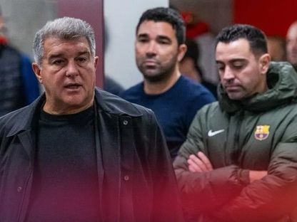 رئيس برشلونة جوان لابورتا والمدرب تشافي هيرنانديز بعد إعلان الأخير رحيله عن النادي - 28 يناير 2024 - fcbarcelona.es