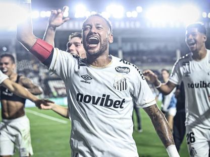 نيمار يحتفل مع لاعبي سانتوس بالفوز على فاسكو دا غام - 16 أغسطس 2026 - X/@SantosFC