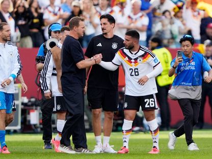 يوليان ناغلسمان مدرب منتخب ألمانيا يسلم على لاعبه دينيز أونداف بعد الفوز على كوت ديفوار في كأس العالم - 20 يونيو 2026 - Reuters