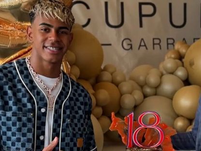 لامين يامال يحتفل بعيد ميلاده الـ 18 مع جدته - insta
