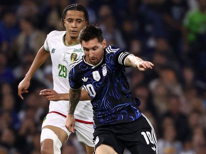 ليونيل ميسي في صراع مع عمر نجوم خلال لقاء الأرجنتين وموريتانيا الودي - 27 مارس 2026 - Reuters