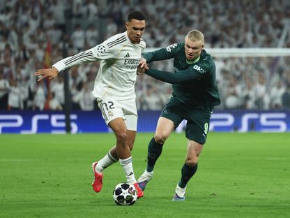 صراع على الكرة بين ترينت ألكسندر أرنولد وإيرلينغ هالاند خلال مباراة بين ريال مدريد ومانشستر سيتي بدوري أبطال أوروبا - 11 مارس 2026 - REUTERS