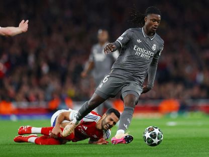 إدواردو كامافينغا لاعب وسط ريال مدريد يستحوذ على الكرة بعد سقوط ميكيل ميرينو مهاجم أرسنال في ذهاب ربع نهائي دوري أبطال أوروبا - 8 أبريل 2025 - Reuters