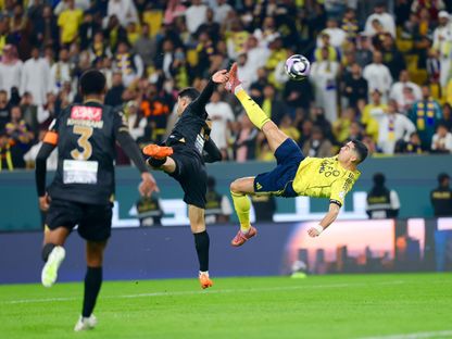 كريستيانو رونالدو أثناء تسجيله هدفاً من مقصية خلال مباراة النصر والخليج بدوري روشن السعودي - 23 نوفمبر 2025 - X/AlNassrFC