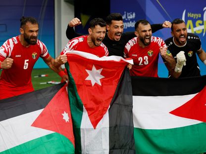 لاعبو الأردن يحتفلون بعد الفوز على العراق في ثمن نهائي كأس آسيا - 29 يناير 2024 - REUTERS