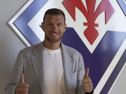 إيدن دجيكو خلال الإعلان عن انضمامه إلى فيورنتينا - 10 يوليو 2025 - X/@acffiorentina