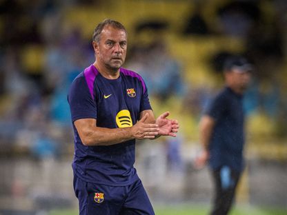 مدرب برشلونة هانزي فليك خلال مباراة ودية ضد دايغو الكوري الجنوبي - 4 أغسطس 2025 - X/@FCBarcelona