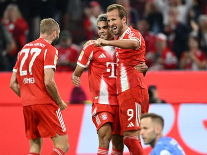هاري كين يحتفل مع لويس دياز بأول أهدافه في مباراة بايرن ميونيخ ولايبزيغ بالدوري الألماني - 22 أغسطس 2025 - Reuters