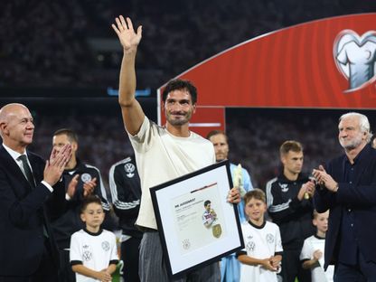 ماتس هوملز مدافع ألمانيا السابق خلال تكريمه قبل مواجهة إيرلندا الشمالية في تصفيات كأس العالم - 7 سبتمبر 2025 - Reuters