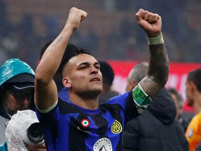 لاوتارو مارتينيز يحتفل بلقب الدوري الإيطالي رقم 20 في تاريخ الإنتر - Reuters