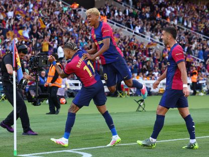 يامال يحتفل ويقفز نحو رافينيا بعد هدف لبرشلونة ضد ريال مدريد - 11 مايو 2025 - Reuters