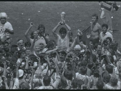 وفاة الرجل الذي حمل دييغو مارادونا بعد نهائي كأس العالم 1986