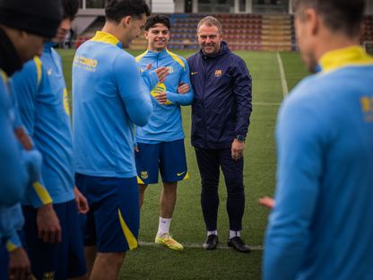 هانزي فليك مدرب برشلونة بجوار تشافي إسبارت بتدريبات قبل لقاء إشبيلية - 14 مارس 2026 - X@FCBarcelona