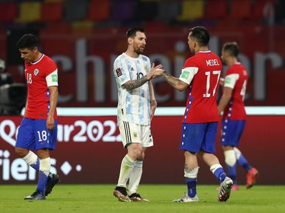 نجم المنتخب الأرجنتيني ليونيل ميسي يصافح لاعب تشيلي غاري ميديل بعد نهاية المباراة - POOL via REUTERS