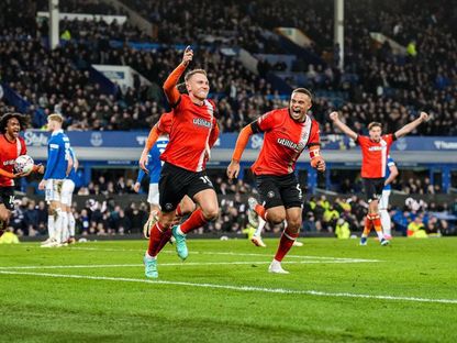 احتفال لاعبي لوتون تاون بهدف في شباك إيفرتون - 27 يناير 2024 - X/LutonTown