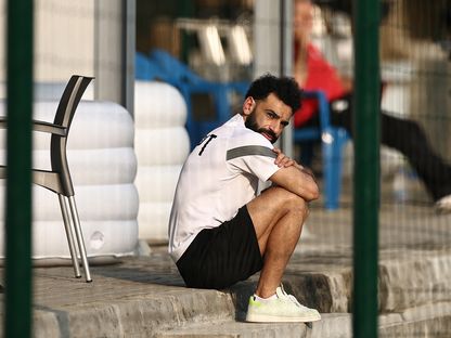 محمد صلاح المصاب يتابع تدريبات منتخب مصر استعداداً لمواجهة كاب فيردي - 21  يناير 2024 - AFP