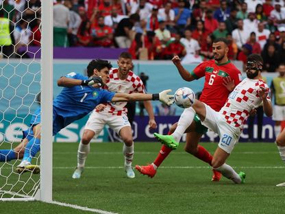 الحارس المغربي ياسين بونو يتصدى لفرصة خطرة خلال المباراة ضد كرواتيا - 23 نوفمبر 2022 - REUTERS