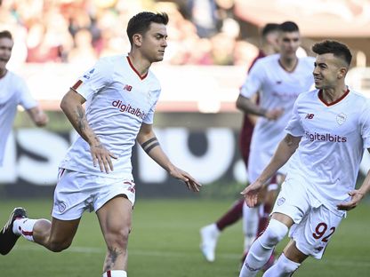 باولو ديبالا يحتفل مع زملائه بعد تسجيله هدف الفوز لروما ضد تورينو - 8 أبريل 2023 - twitter/@OfficialASRoma