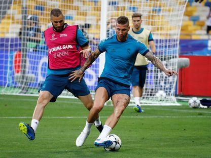 كريم بنزيما في صراع على الكرة مع زميله السابق سيرخيو راموس في حصة تدريبية لريال مدريد - 25 مايو 2018 - REUTERS