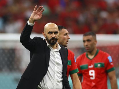 وليد الركراكي مدرب المغرب يحيي الجماهير بعد الخسارة أمام فرنسا - 14 ديسمبر 2022 - reuters