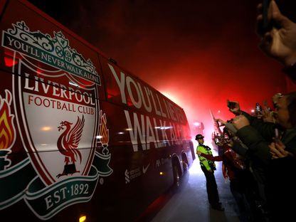 حافلة فريق ليفربول تصل إلى ملعب أنفيلد قبل مواجهة ريال مدريد في ذهاب ثمن نهائي دوري أبطال أوروبا - 21 فبراير 2023 - reuters