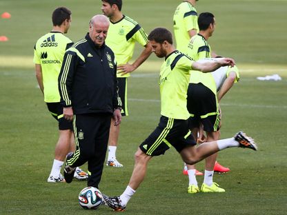 مدرب منتخب إسبانيا فيسنتي دل بوسكي وتشابي ألونسو خلال تمرين للمنتخب - 3 يونيو 2014 - REUTERS