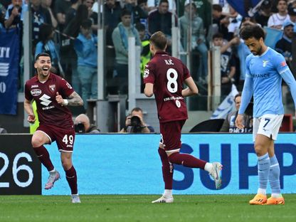الصربي إيفان إيليتش (وسط) يحتفل مع زميله نيمانيا رادونيتش بهدف تورينو في مرمى لاتسيو - 22 أبريل 2023 - AFP