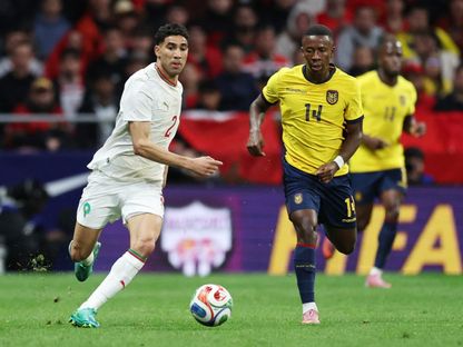 أشرف حكيمي وآلان ميندا خلال مباراة المغرب والإكوادور الودية - 27 مارس 2026 - Reuters