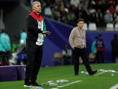 مكرم دبوب مدرب فلسطين خلال مباراة إيران في كأس آسيا - 14 يناير 2024 - AFP
