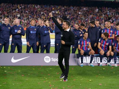 تشافي هرنانديز خلال احتفالات بعد مباراة بين برشلونة وريال سوسيداد في الدوري الإسباني - 20 مايو 2023 - Anadolu Agency via AFP