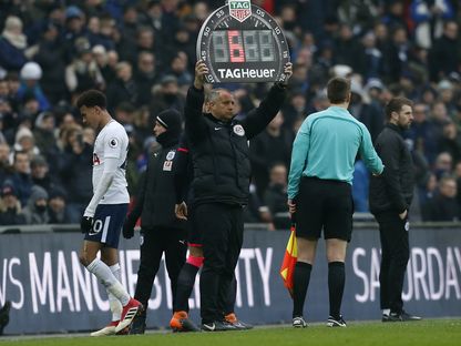 الحكم الرابع يشير الى استبدال لاعب توتنهام ديلي آلي خلال إحدى مباريات الرمييرليغ - AFP