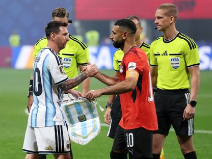 محمد صلاح يصافح ليونيل ميسي قبل لقاء مصر والأرجنتين بكأس العالم - 7 يوليو 2026 - Reuters